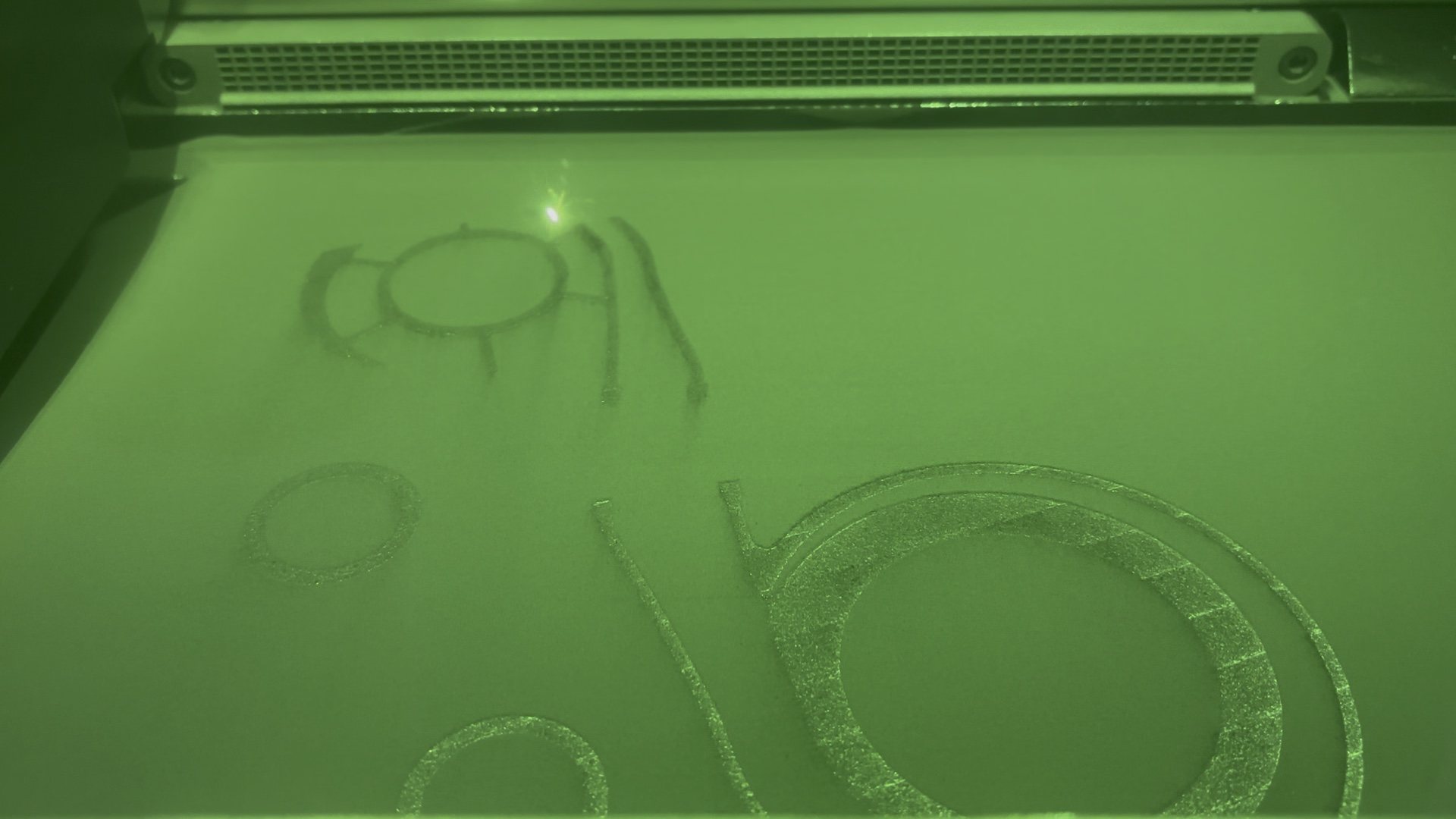 Laser exposing parts in the metal powder bed of a build plate
